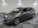 la voiture grise est garée sur un sol en damier dans le garage