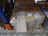 une pile de boîtes sur une palette dans un entrepôt