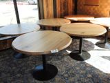 trois tables dans un coin d'un restaurant, avec une fenêtre en arrière-plan