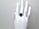 une bague sur la main d'un mannequin qui porte déjà une bague