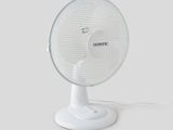 un ventilateur blanc posé sur une table blanche