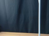 une photo d'une lampe de bureau posée sur une table en bois
