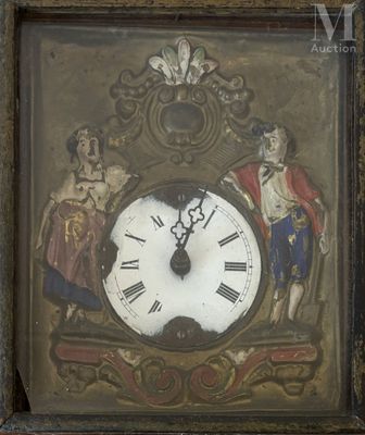 l'image d'une horloge accrochée au mur