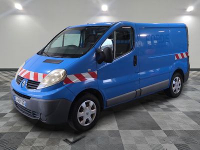 la photo d'une camionnette bleue garée dans un garage