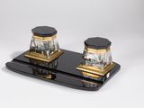 paire de salières et poivrières en verre noir et or sur un plateau