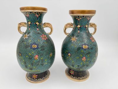 une paire de vases ornés de motifs floraux sur un fond blanc
