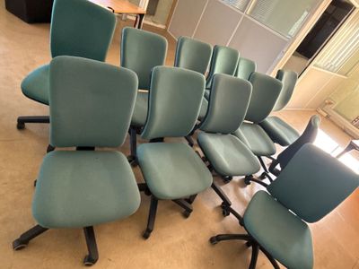 un grand nombre de chaises alignées dans une pièce