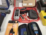 plusieurs objets posés ensemble sur une table