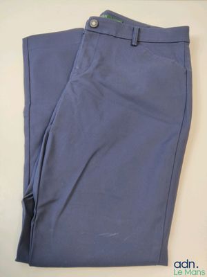 un gros plan sur un pantalon bleu posé sur une table