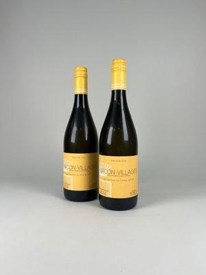 deux bouteilles de vin posées l'une à côté de l'autre sur une table
