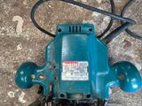 une machine bleue posée sur le sol