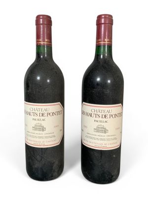 deux bouteilles de vin rouge posées l'une à côté de l'autre sur une surface blanche