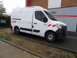 une camionnette blanche garée devant un bâtiment