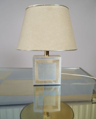 une table en verre sur laquelle est posée une lampe