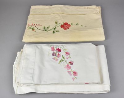 Lot comprenant 1 NAPPE et 2 DRAPS brodés au point de Beauvai… - Photo 1