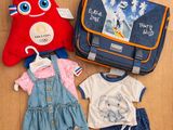 beaucoup de vêtements et un sac par terre