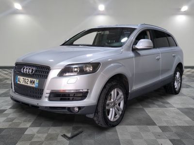 une photo d'un SUV argenté garé dans un garage