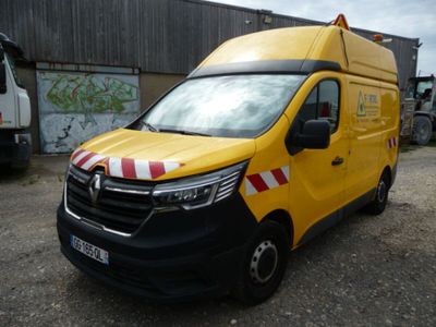 une camionnette jaune garée dans un parking