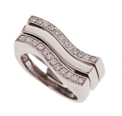 gros plan d'une bague en diamant sur fond blanc