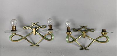 les trois lampes accrochées au mur dans la pièce