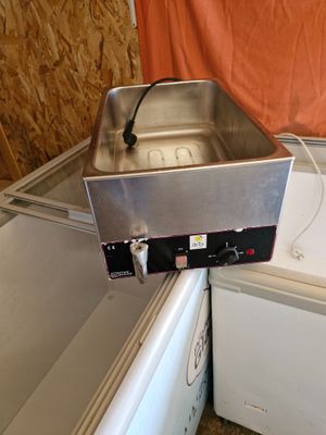 une casserole en métal posée sur une rondelle