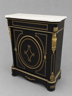 un meuble ancien peint en noir et or, avec un plateau en marbre
