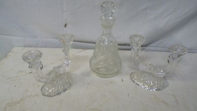 trois vases en verre posés sur une table l'un à côté de l'autre
