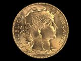 Gros plan sur une pièce d'or ornée d'une tête de femme
