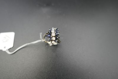 une bague en argent ornée d'une fleur sur un fond noir