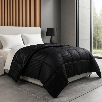 un lit noir et blanc dans une chambre dotée d'une grande fenêtre