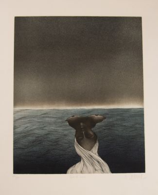 une photo en noir et blanc d'une femme debout devant un plan d'eau