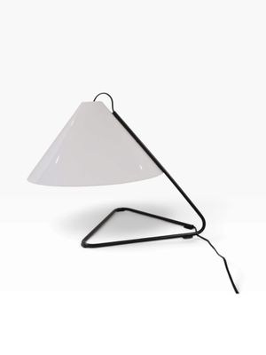 une lampe de table blanche avec un pied en métal noir et un abat-jour blanc