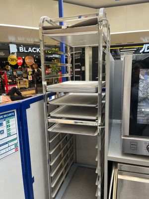un four argenté installé à l'intérieur d'un magasin, à côté d'un comptoir