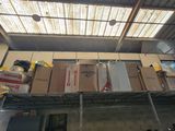 de nombreuses boîtes empilées les unes sur les autres dans un garage