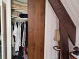 une photo d'une chambre avec un placard dans un coin