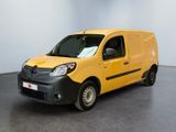 La camionnette jaune est garée dans une pièce blanche au sol noir.