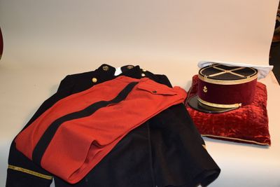 une photo montrant un chapeau, une veste et d'autres objets posés sur une table