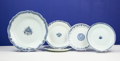 ROUEN Plat à bords contour en faïence à décor en camaïeu ble…