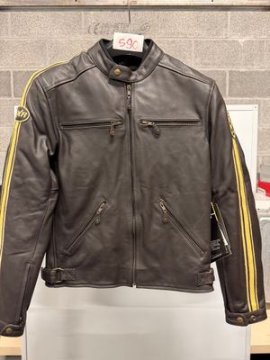 une photo d'une veste en cuir exposée dans un magasin