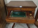 une petite table surmontée d'un tiroir
