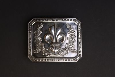 une boucle de ceinture en argent ornée d'une fleur de lys