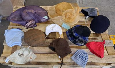 67 / 1 carton d'environ 75 chapeaux, bonnets et casque…