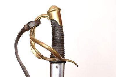 un gros plan d'une épée avec une poignée en métal