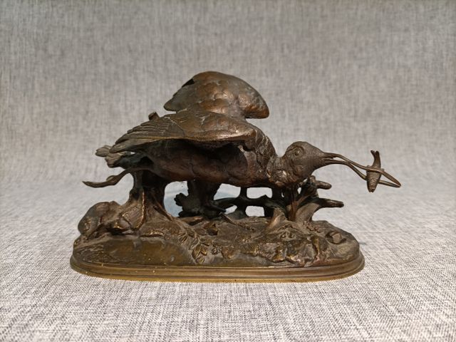 Groupe en bronze patiné « oiseau pécheur tenant un poisson dans s