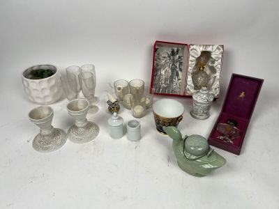 un grand nombre d'objets posés sur une table