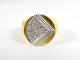 gros plan d'une bague en or et diamants sur une surface blanche
