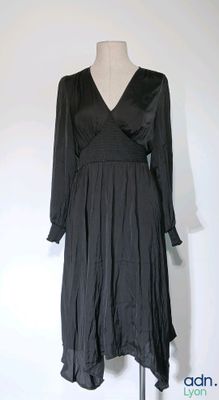 une photo d'une robe noire sur un présentoir pour mannequin