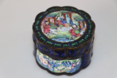 une boîte bleue et verte sur laquelle figure une image