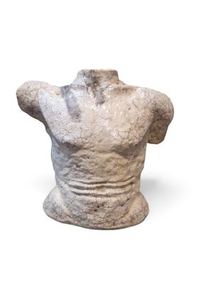 statue représentant le torse d'un homme sur fond blanc