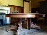 une table placée au milieu d'une pièce